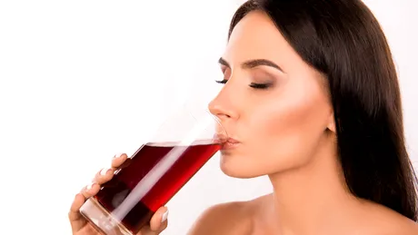 Cocktailul Sleepy Girl ce a viralizat TikTok-ul poate fi băutura perfectă înainte de culcare