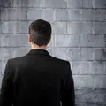 Ce înseamnă când visezi un zid? Semnificațiile ascunse care pot anunța obstacole sau schimbări importante