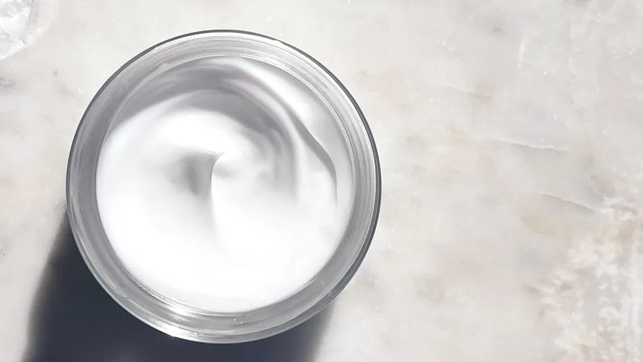 Nu mai arunca cremele de față expirate. Iată ce poți face cu ele