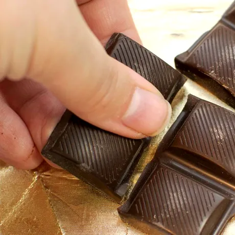 Ciocolata neagră, un veritabil „medicament” pentru sistemul cardiovascular. Poți mânca 100g pe zi cu o singură condiție