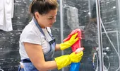 Soluții rapide pentru a curăța geamurile cabinei de duș. Elimini urmele de calcar, fără chimicale agresive