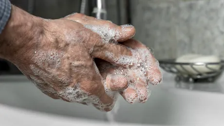 Mirosul de „bătrân” apare mai devreme decât crezi. Ce se întâmplă în corp după 40 de ani?