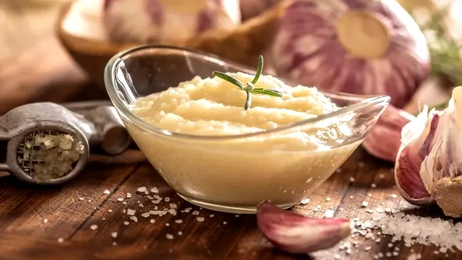 Cum să faci mujdei țigănesc! Rețeta autentică: se prepară rapid și se potrivește cu orice fel de carne