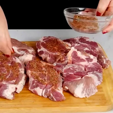 Condimentul care nu trebuie pus niciodată pe friptura de porc. Îi oferă un gust medicinal, acoperind complet savoarea cărnii
