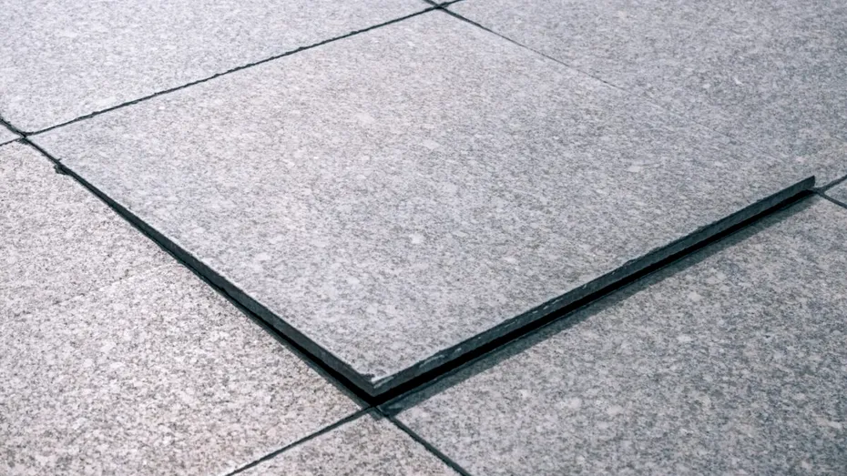 De ce se ridică sau crapă gresia? Principalele cauze și cum să previi dezastrul din casă