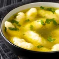 Vrei să-ți iasă găluștele pufoase în supa de pui? Trucul care le împiedică să se întărească