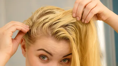 De ce ți se îngrașă părul a doua zi după ce l-ai spălat? Greșelile pe care le faci fără să știi