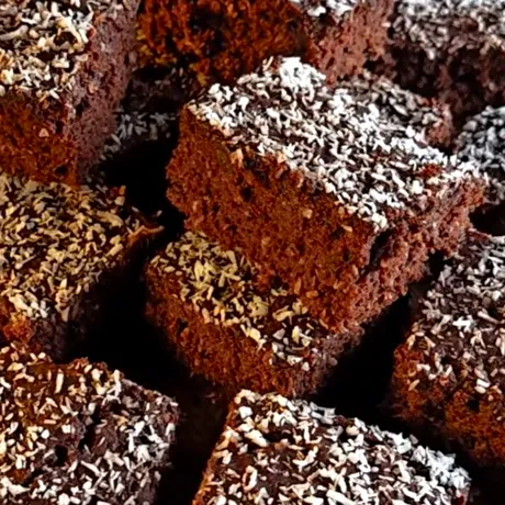 Negresă de post însiropată. Desertul delicios care te va duce instant cu gândul în copilărie