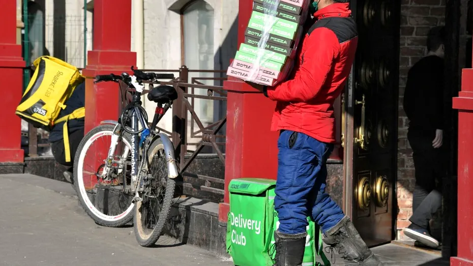 Desfaci. Folosești. Arunci unde & cum trebuie. Atenție: cutiile de pizza și oglinzile nu pot fi reciclate!
