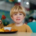 Un cardiolog trage un semnal de alarmă: aceste 5 alimente nu ar trebui să ajungă în farfuria copiilor