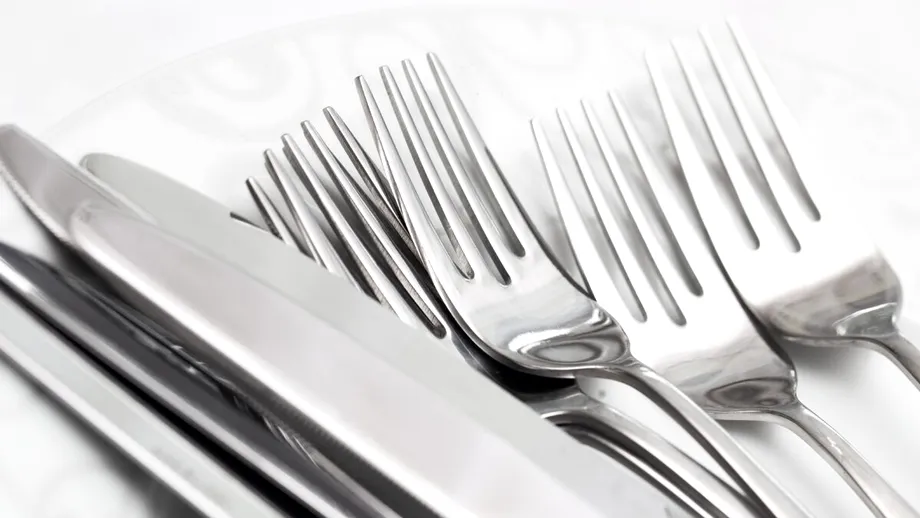 Redă strălucirea tacâmurilor tale cu un truc simplu, folosit pe vremuri de bunici