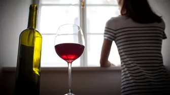 Un pahar de vin pe zi, sănătate curată? „Alcoolul creează dependență. Punct. Am întâlnit cazuri în care femei consumau o sticlă de alcool pe zi. E ireal”