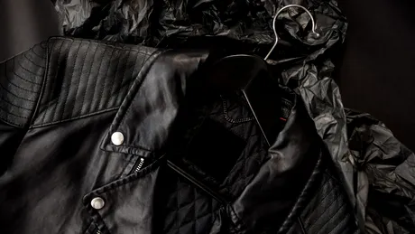 Cum cureți o geacă de piele acasă. Nu e nevoie să o mai duci la curățătorie