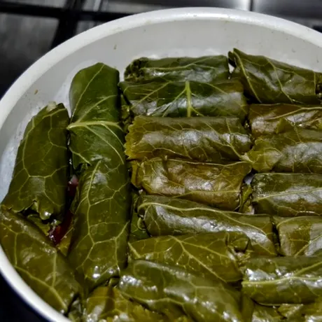 Cum să prepari sarmale în frunze de hrean! Îți vei impresiona musafirii de Revelion