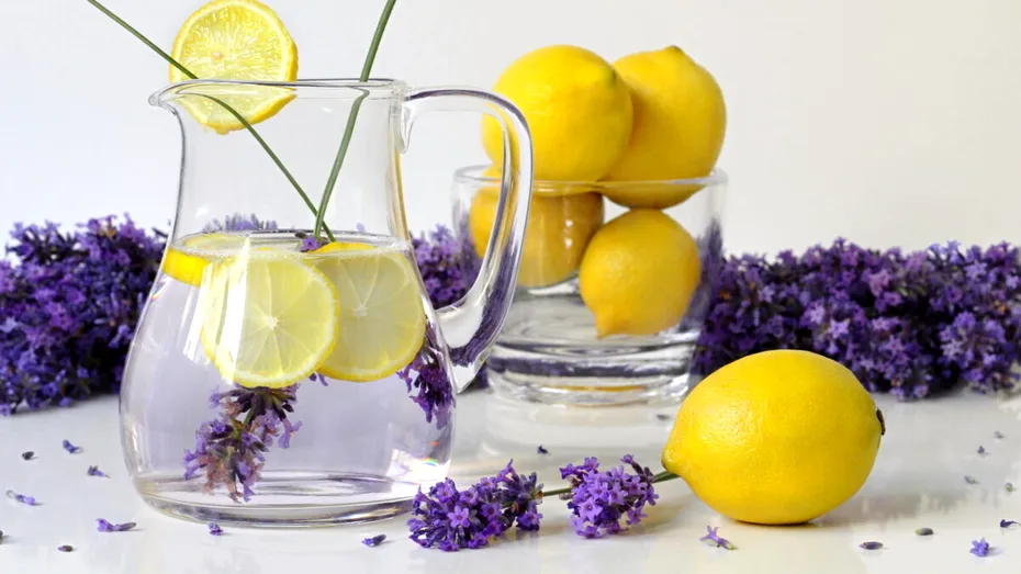 Limonada cu lavandă – remediu natural împotriva migrenelor, anxietății și insomniei. Rețeta recomandată de un medic specialist