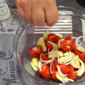 Acest condiment nu trebuie pus niciodată în salata de roșii cu castraveți. Românii îl adoră, dar face mai mult rău decât bine