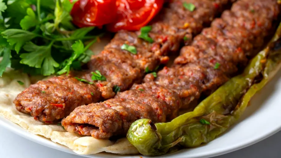 Ce pun turcii în Adana Kebab să iasă carnea suculentă