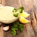 Cum faci mujdei de usturoi ca în Delta Dunării. Ingredientul secret care îl transformă într-un sos cremos