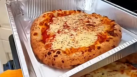 Cum să gătești 3 pizza în același timp, în cuptorul aragazului. Trucul descoperit de un bucătar italian
