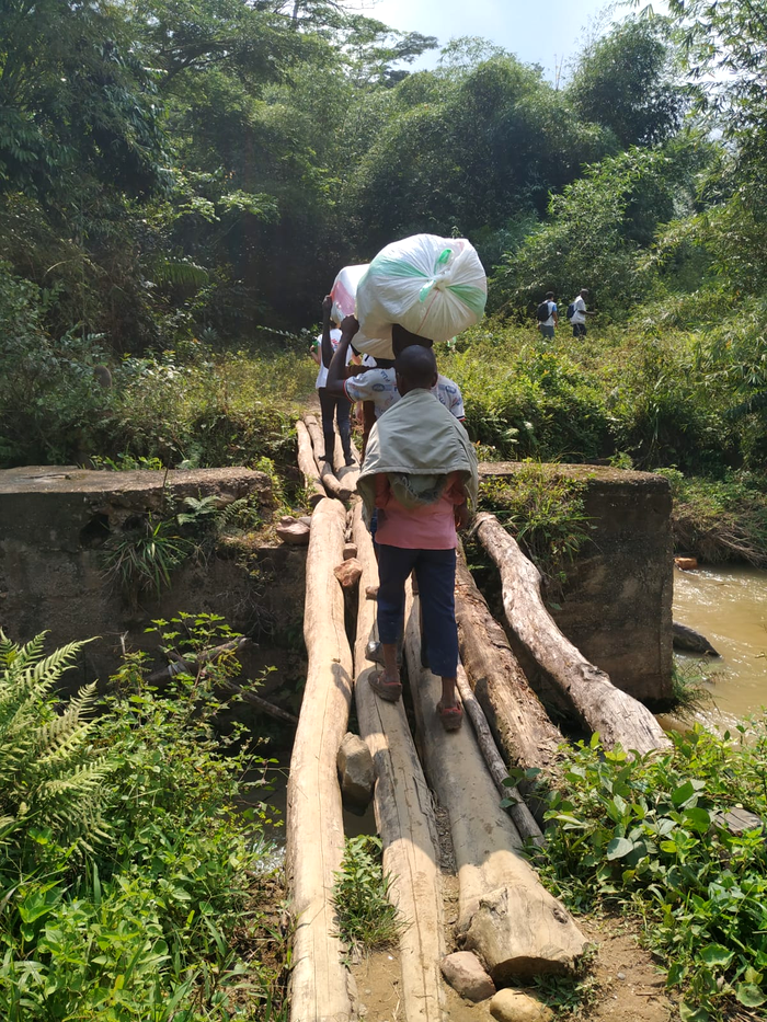 transport medicamente in Congo, foto arhiva Alexandra Tanase