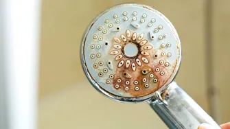 Cum elimini calcarul încăpățânat de pe capul de duș, baterie și paravanul de sticlă dacă ai apă dură