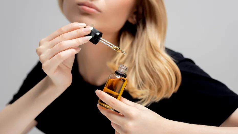 Uleiul de ricin nu e bun doar pentru păr. Ce beneficii are pentru sănătate și frumusețe