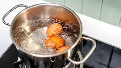 Timpul ideal de fierbere pentru ouăle roșii. Așa ies impecabile