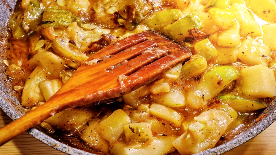 Cea mai bună mâncare de dovlecei. Nu are deloc carne, dar te satură și are un gust divin!