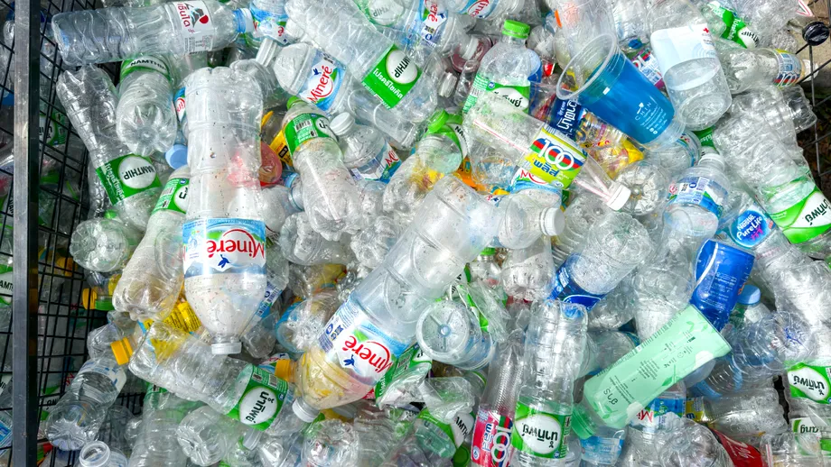 Românii ar putea scăpa de cea mai enervantă parte a reciclării. Noul aparat în care bagi tot sacul cu sticle