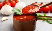Bulion de roșii cu doar 5 minute de fierbere. Secretul unei rețete gustoase și intens colorate, făcută cu roșii coapte la cuptor