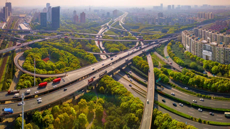 Cea mai periculoasă autostradă din lume. Traversează peste 270 de poduri și 25 de tuneluri