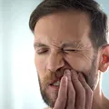 Ce poate indica faptul că te trezești cu maxilarul încordat