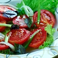 Pui oțet în salata de roșii? Specialiștii spun că acest obicei poate provoca probleme digestive
