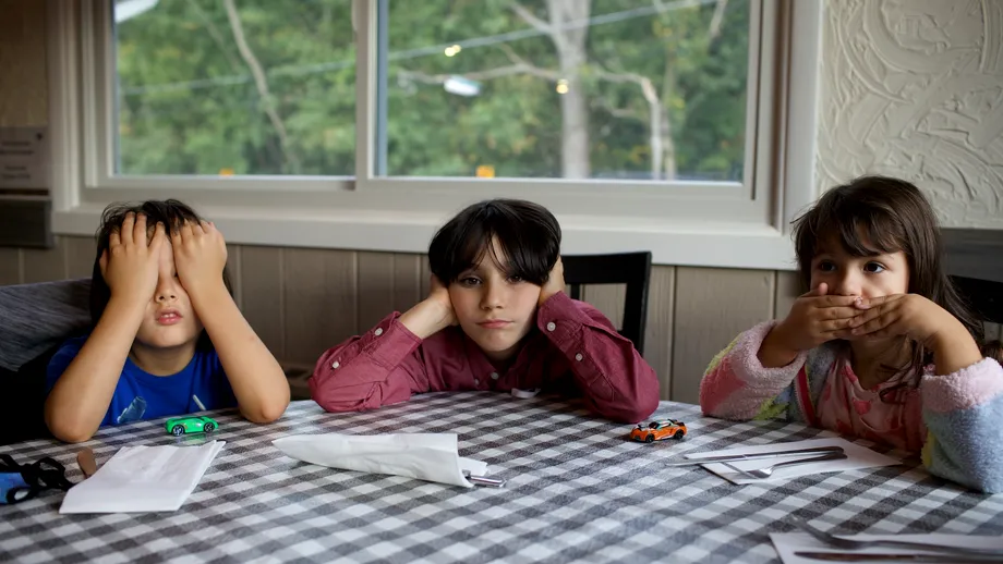 Gaslighting: ce se întâmplă când părinții își manipulează emoțional copiii