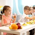 Ce punem în ghiozdan pentru gustare: combinații simple și sățioase pentru școală și grădiniță