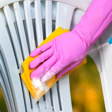 Cum să cureți plasticul îngălbenit. Trucul pe care puține persoane îl cunosc