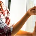 STUDIU: 86% dintre români cred că aerul din casă este mai curat decât cel de afară. Ce arată, de fapt, simptomele pe care le ignorăm