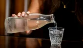 Regula paharului cu apă la fiecare oră. Cum te protejezi de deshidratare în zilele de caniculă