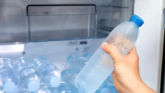 De ce nu este recomandat să bei apă foarte rece pe caniculă?