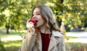 Când este cel mai bine să mănânci un măr pentru a ține glicemia sub control. Ce recomandă specialiștii