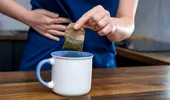 Ceaiuri care pot avea efect laxativ în doar 6-8 ore. Plante care stimulează tranzitul intestinal
