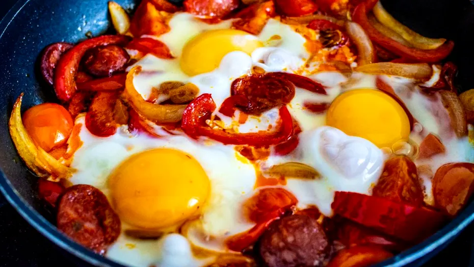 Shakshuka cu Cârnați Grătărescu de la Cris-Tim, o reinterpretare aromată, sățioasă și perfectă pentru orice moment al zilei