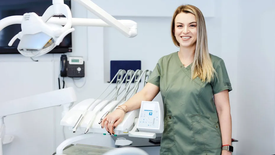 Aparat dentar timp de 1-2 ani sau fațete dacă avem dinții strâmbi? Ce recomandă medicul stomatolog