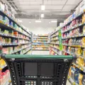 Din 12 august se schimbă etichetele produselor din magazine. Regulile noi pe care trebuie să le știe toți românii