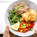 Trucul de 80% sau Hara Hachi Bu, secretul centenarilor din Zonele Albastre. Cum să nu intri în „comă alimentară”