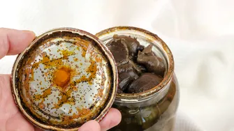 De ce se umflă capacele borcanelor? Când este normal și când poate fi un semn că alimentul nu mai este sigur