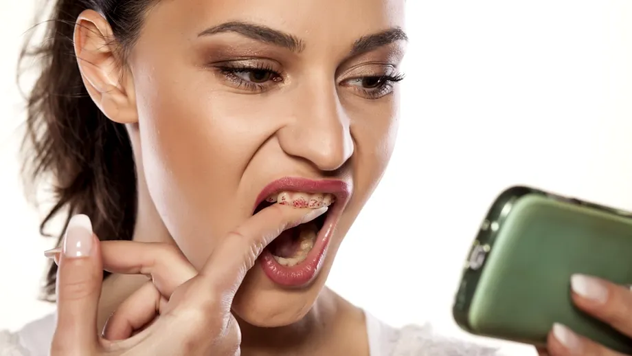 Cum să-ți albești dinții fără multă cheltuială: alimente și substanțe la îndemână