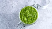 Ce să pui în sosul pesto din supermarket să devină mai cremos. Toate gospodinele au acest ingredient în frigider