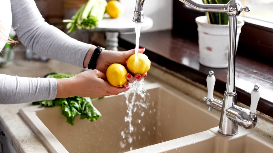 Cum cureți chiuveta din granit ca să arate ca nouă. Fără chimicale și fără costuri mari