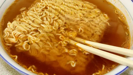 Cum te îmbolnăvește supa la plic. Medic: Sarea în exces „scoate” calciul din organism